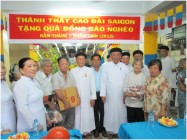 THÁNH THẤT SÀIGÒN MỪNG LỄ VU LAN VÀ TẶNG QUÀ ĐỒNG BÀO NGHÈO RẰM THÁNG 7 NHÂM THÌN 2012